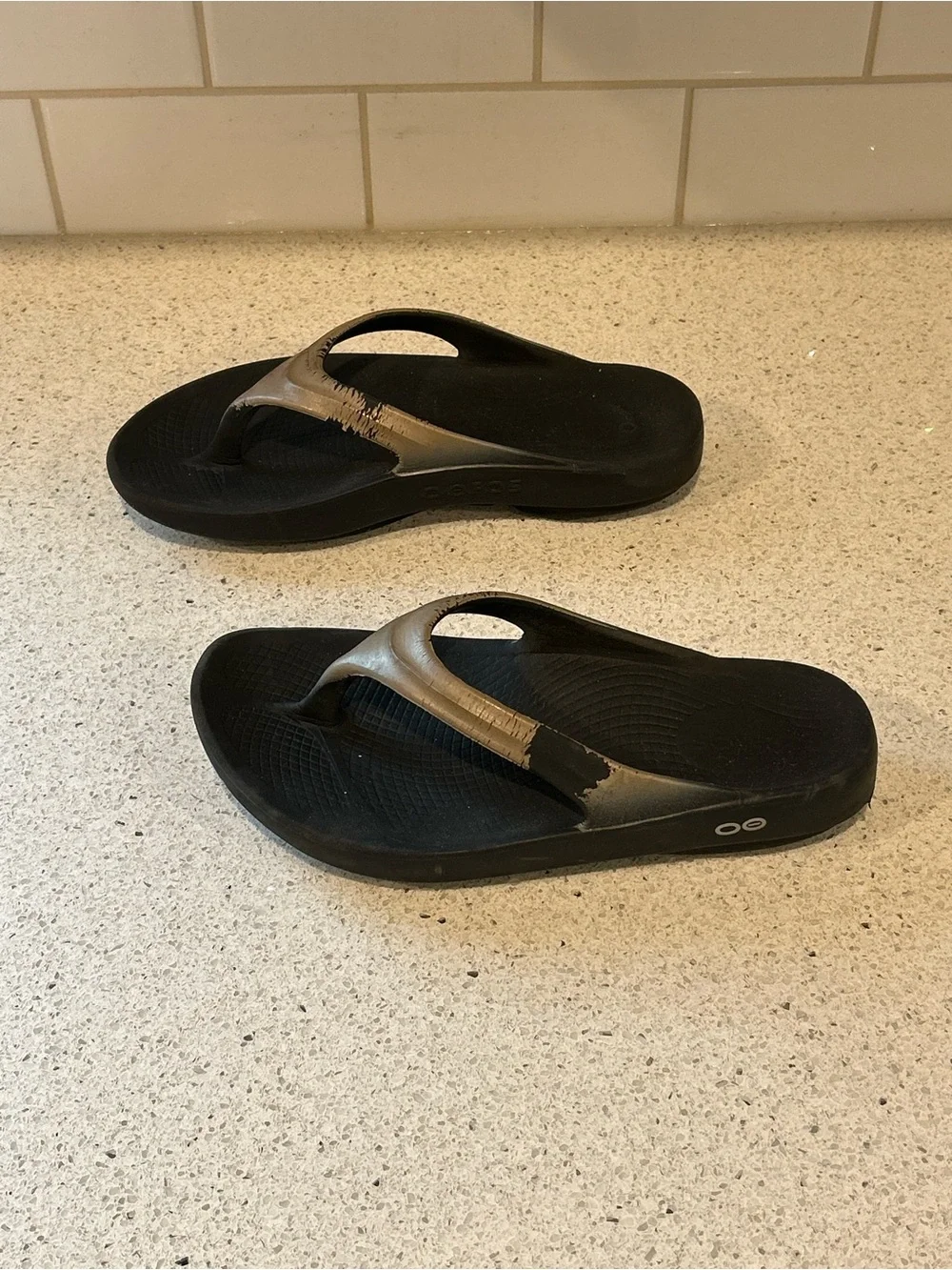 Women’s Black and Gold Thong Sandal, Size 7